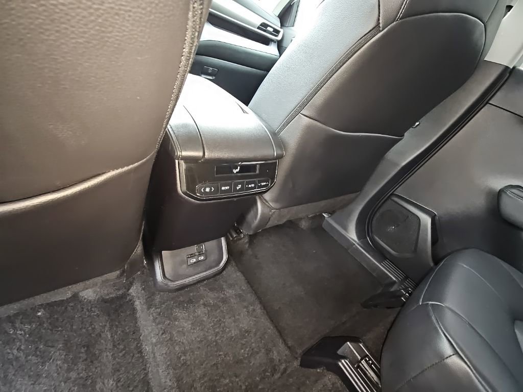 Used 2024 Toyota Highlander XLE image 11