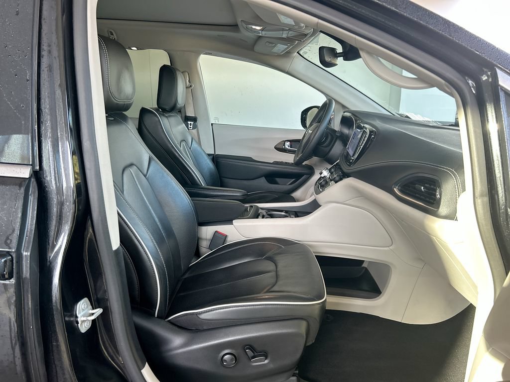 Used 2023 Chrysler Pacifica Limited FWD image 29
