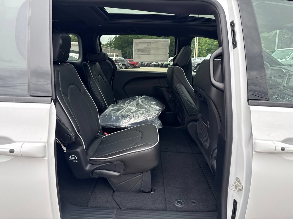 New 2027 Chrysler Pacifica Limited AWD/4WD image 21