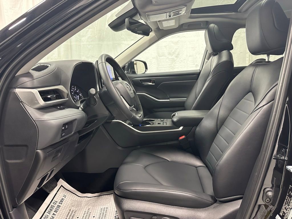 Used 2025 Toyota Highlander XLE image 14