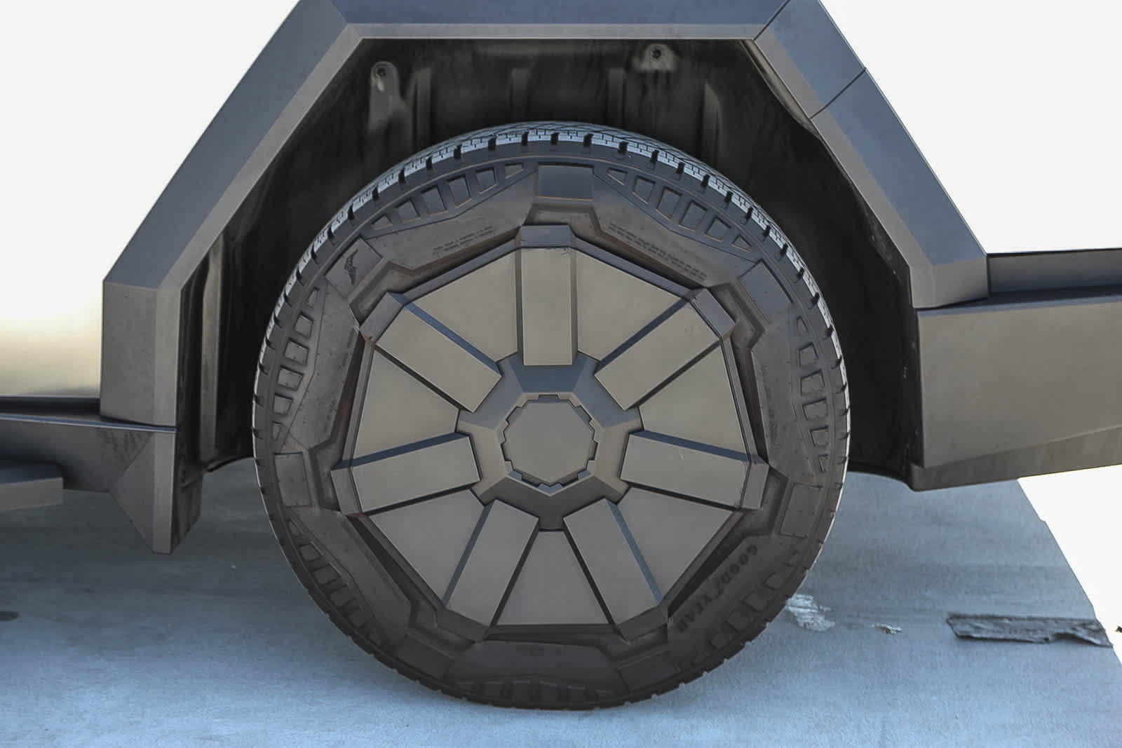 Used 2025 Tesla Cybertruck AWD Crew Cab image 11