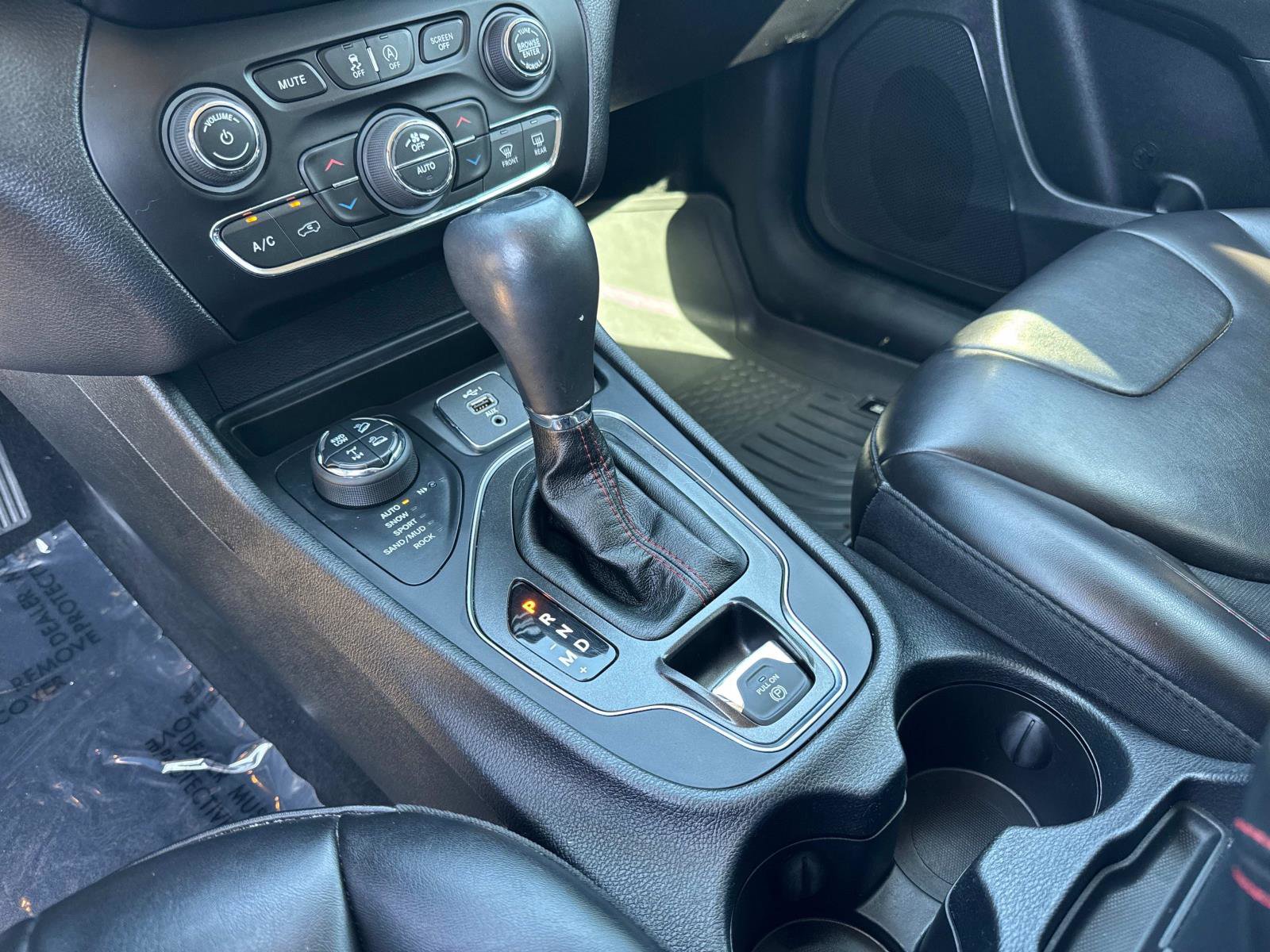 Used 2019 Jeep Cherokee Trailhawk AWD/4WD image 26