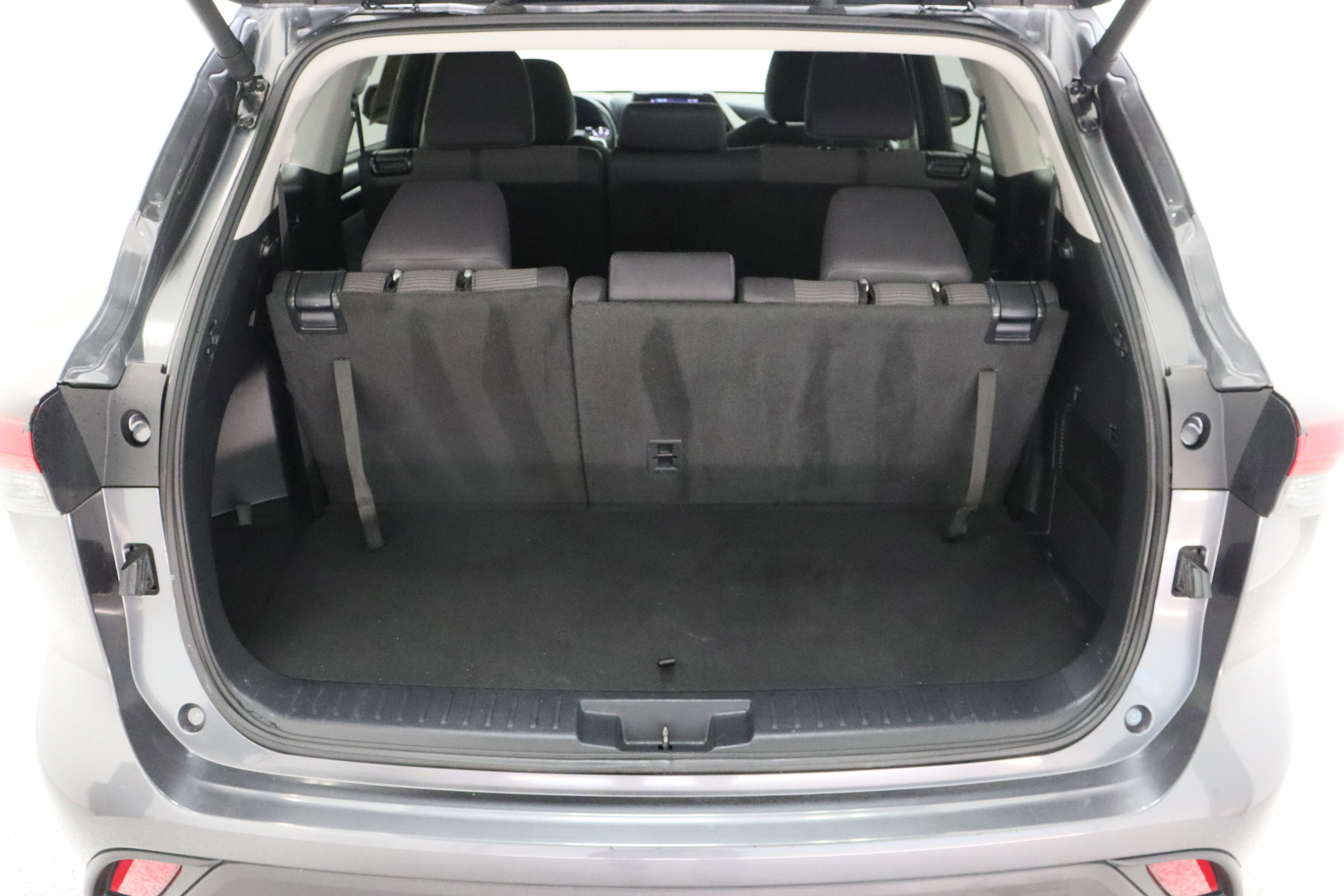 Used 2025 Toyota Highlander LE FWD image 33