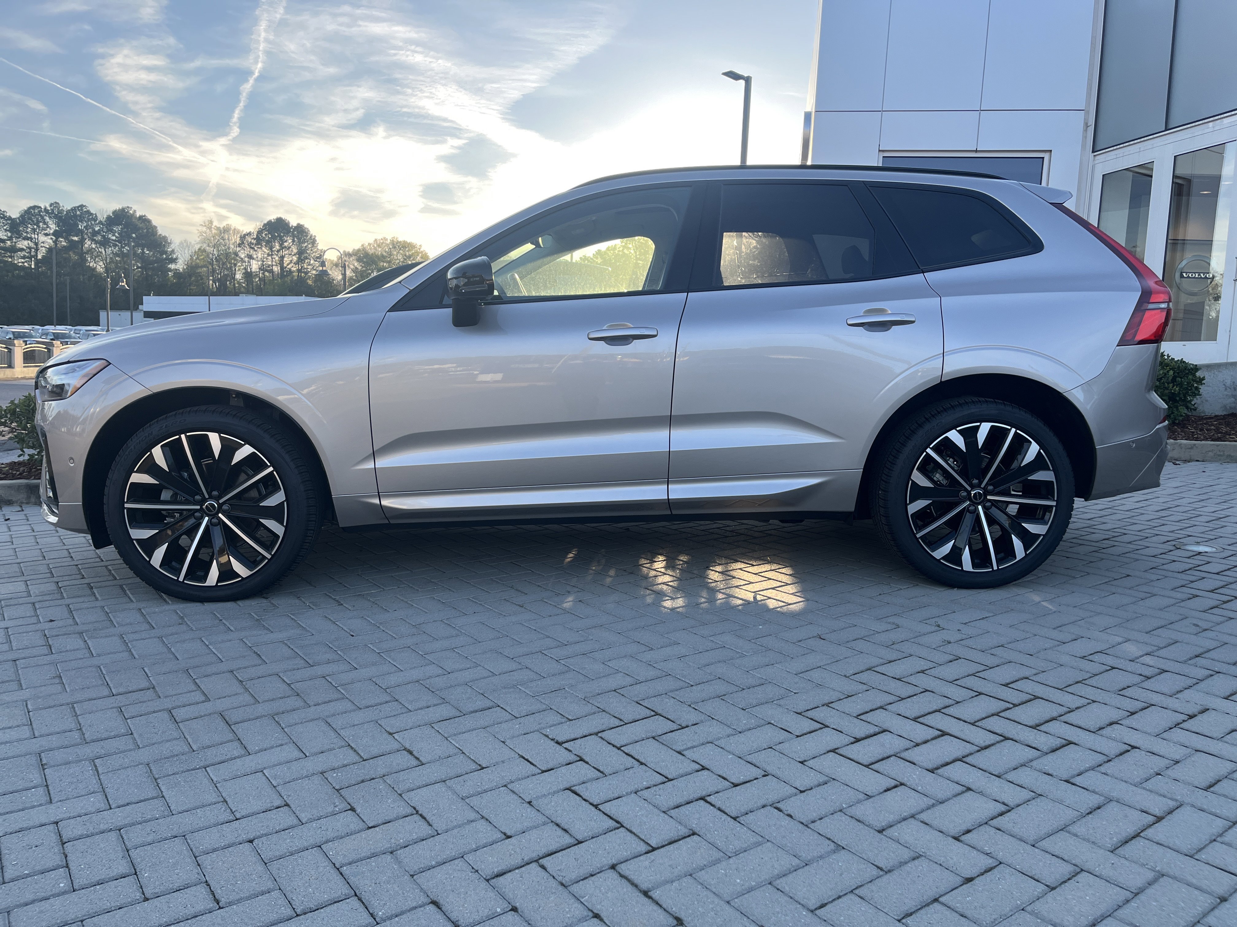 New 2026 Volvo XC60 B5 Ultra w/ Protection Package Premier image 2