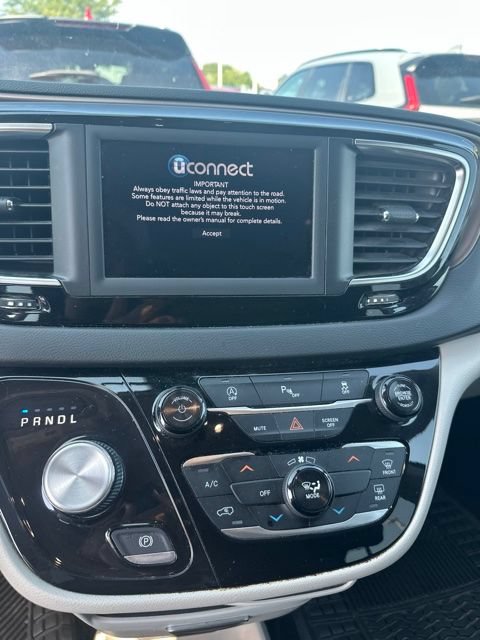 Used 2018 Chrysler Pacifica LX FWD image 6