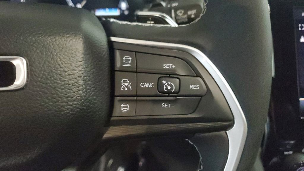 Used 2025 Jeep Grand Cherokee L Laredo image 32