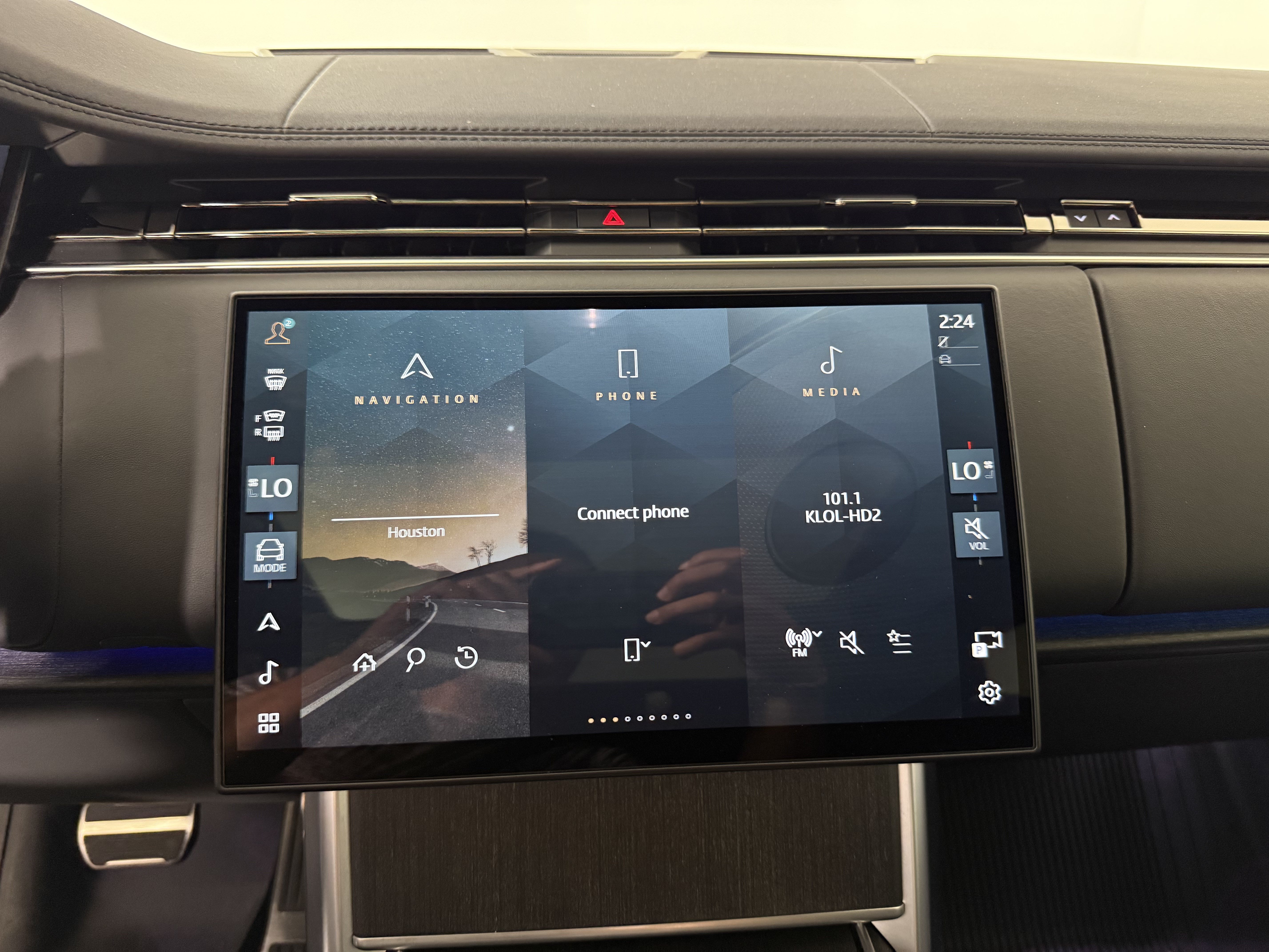 Certified 2025 Land Rover Range Rover SE AWD/4WD image 17