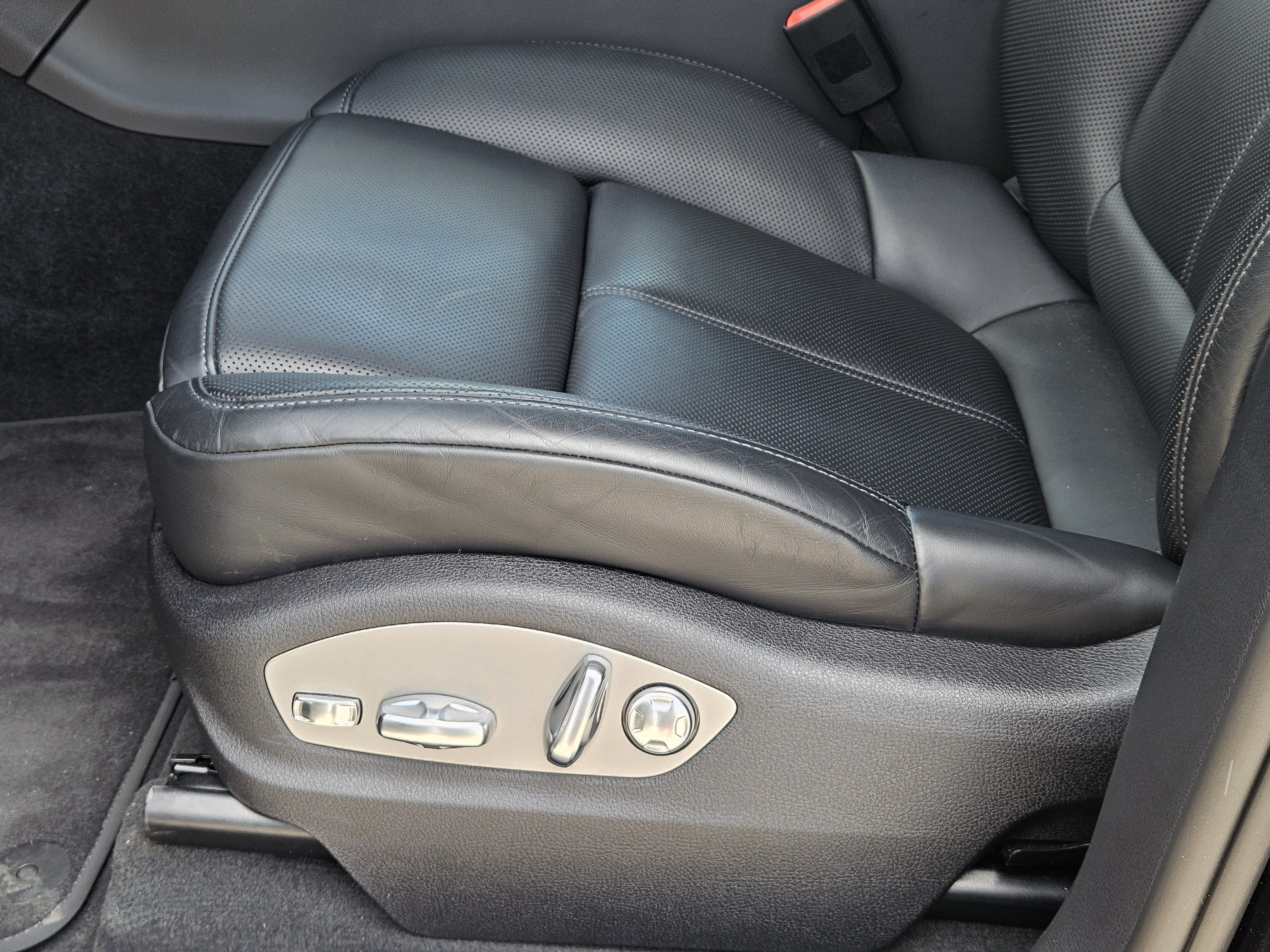 Certified 2026 Porsche Macan AWD/4WD image 23