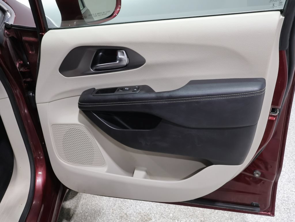 Used 2022 Chrysler Pacifica Touring-L AWD/4WD image 22