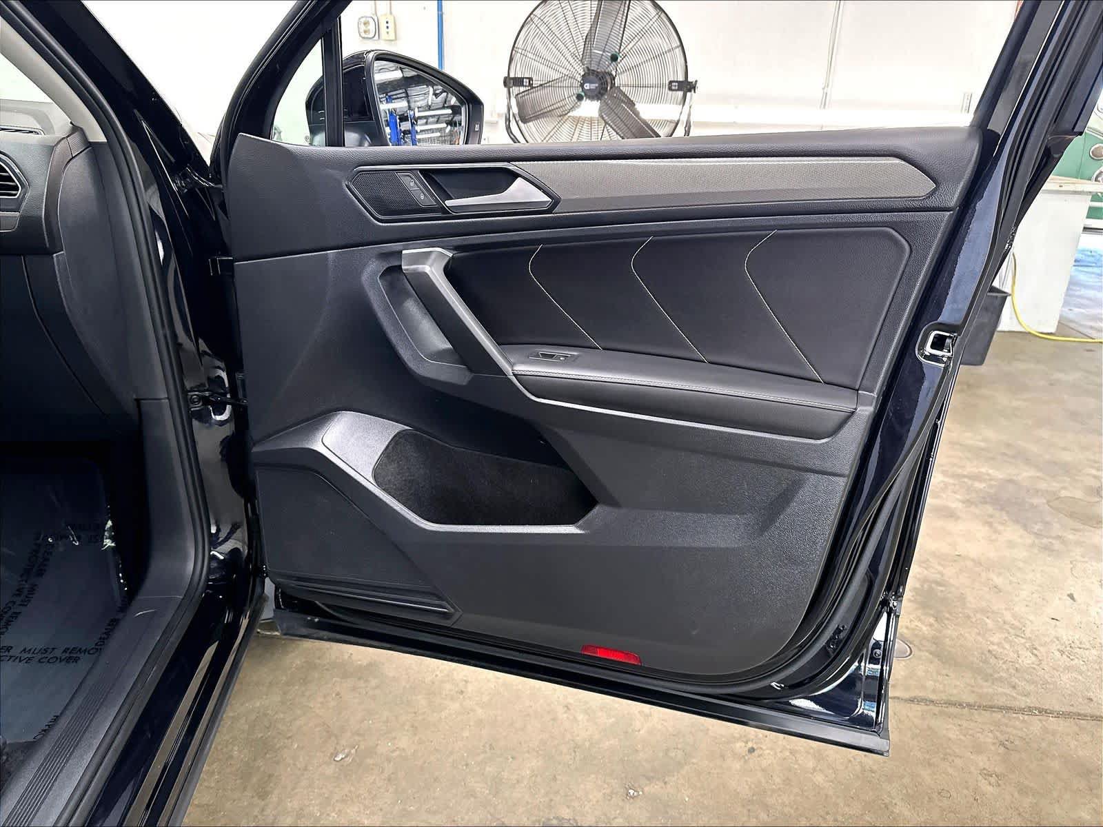 Used 2023 Volkswagen Tiguan SE w/ Panoramic Sunroof Package FWD image 31