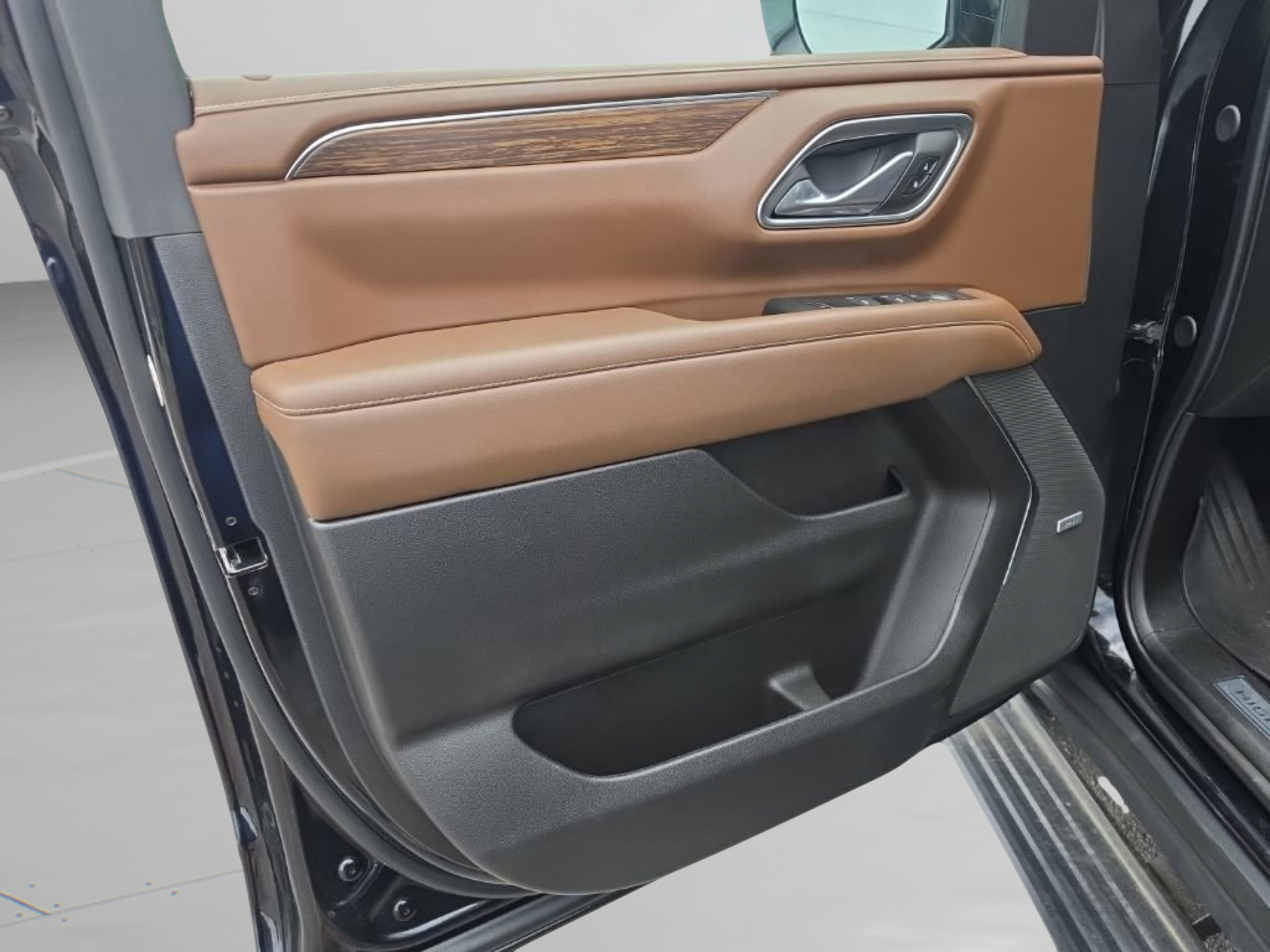 Used 2024 Chevrolet Suburban High Country RWD image 13