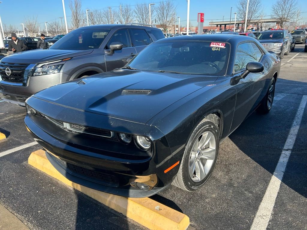 Used 2018 Dodge Challenger SXT image 2