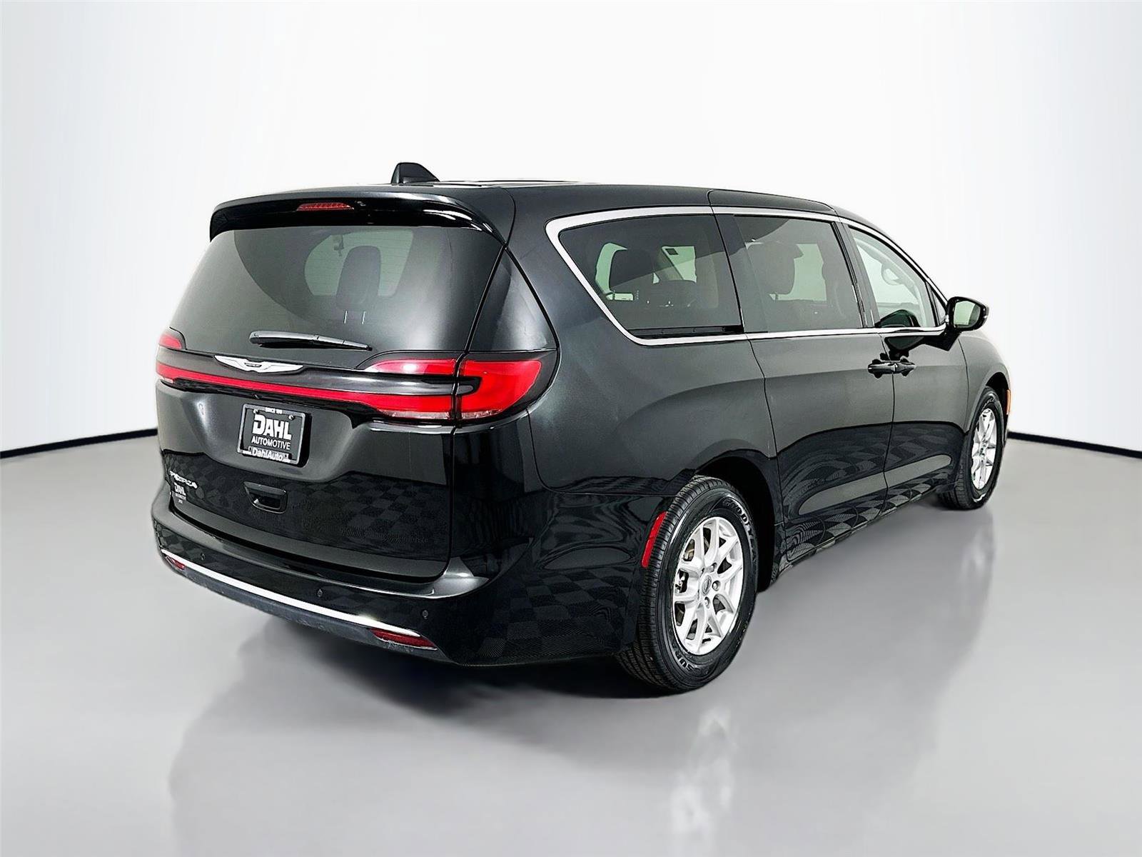 Used 2024 Chrysler Pacifica Touring-L image 13