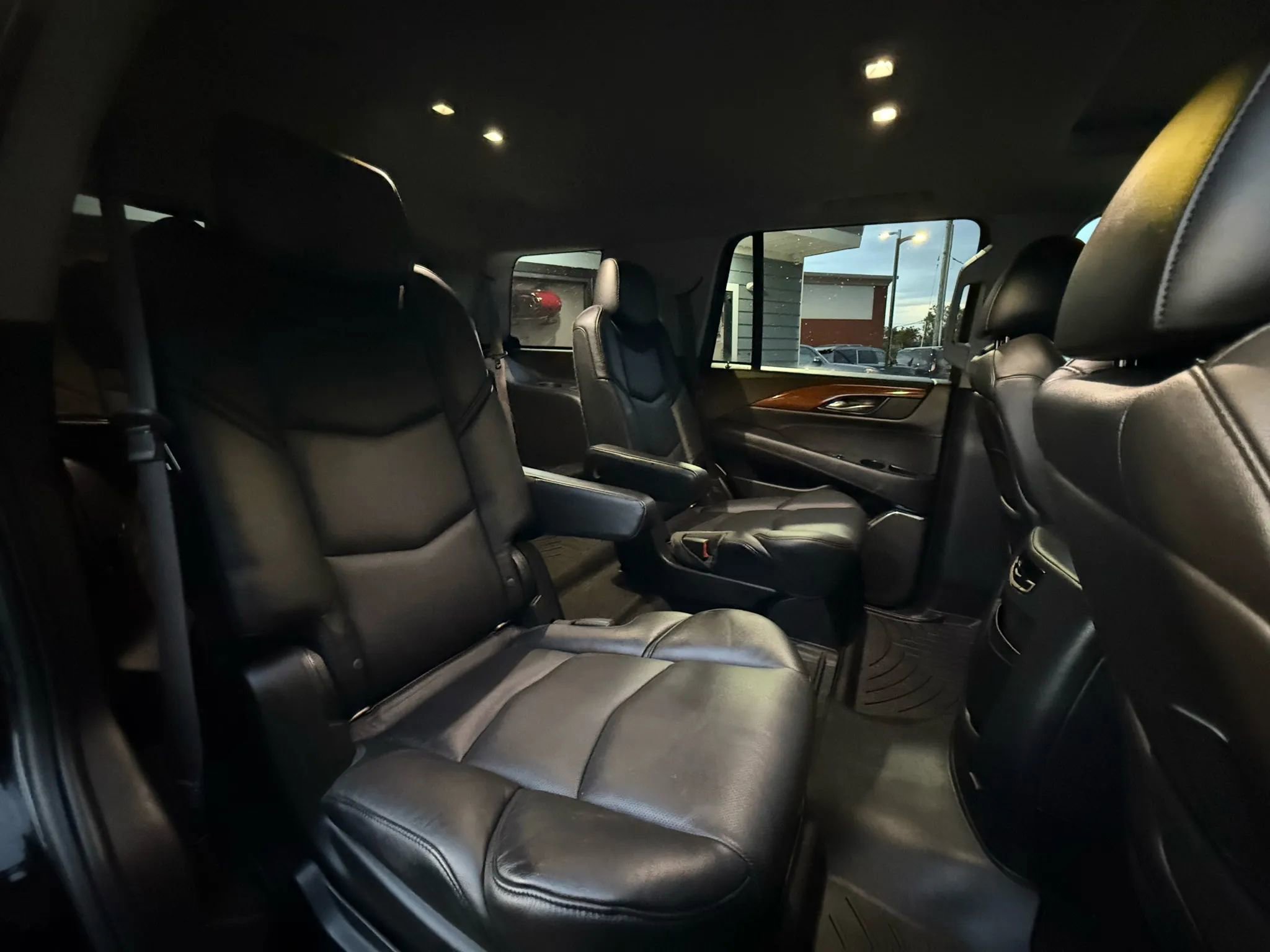 Used 2016 Cadillac Escalade Luxury image 27