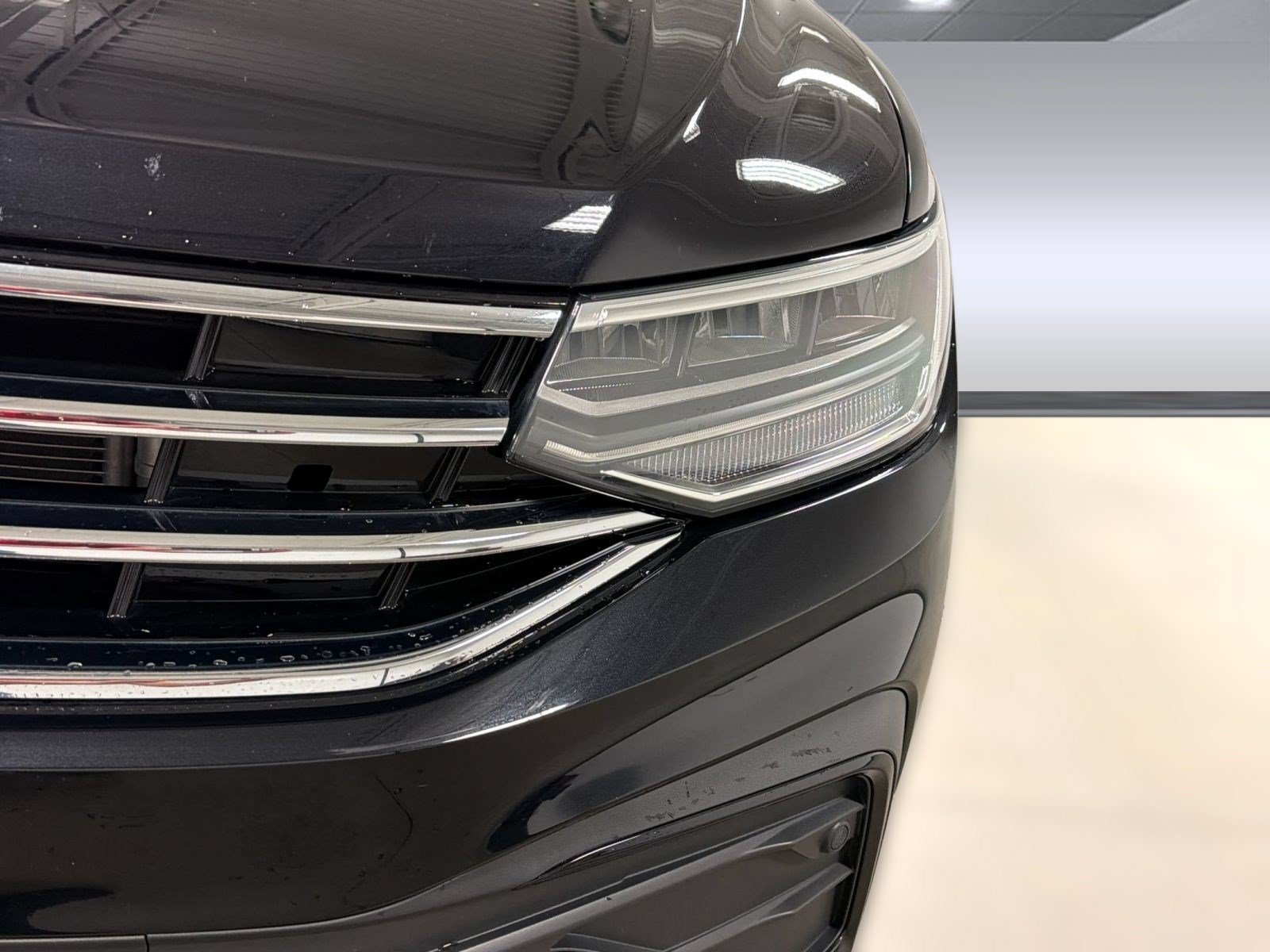 Used 2024 Volkswagen Tiguan SE FWD image 12