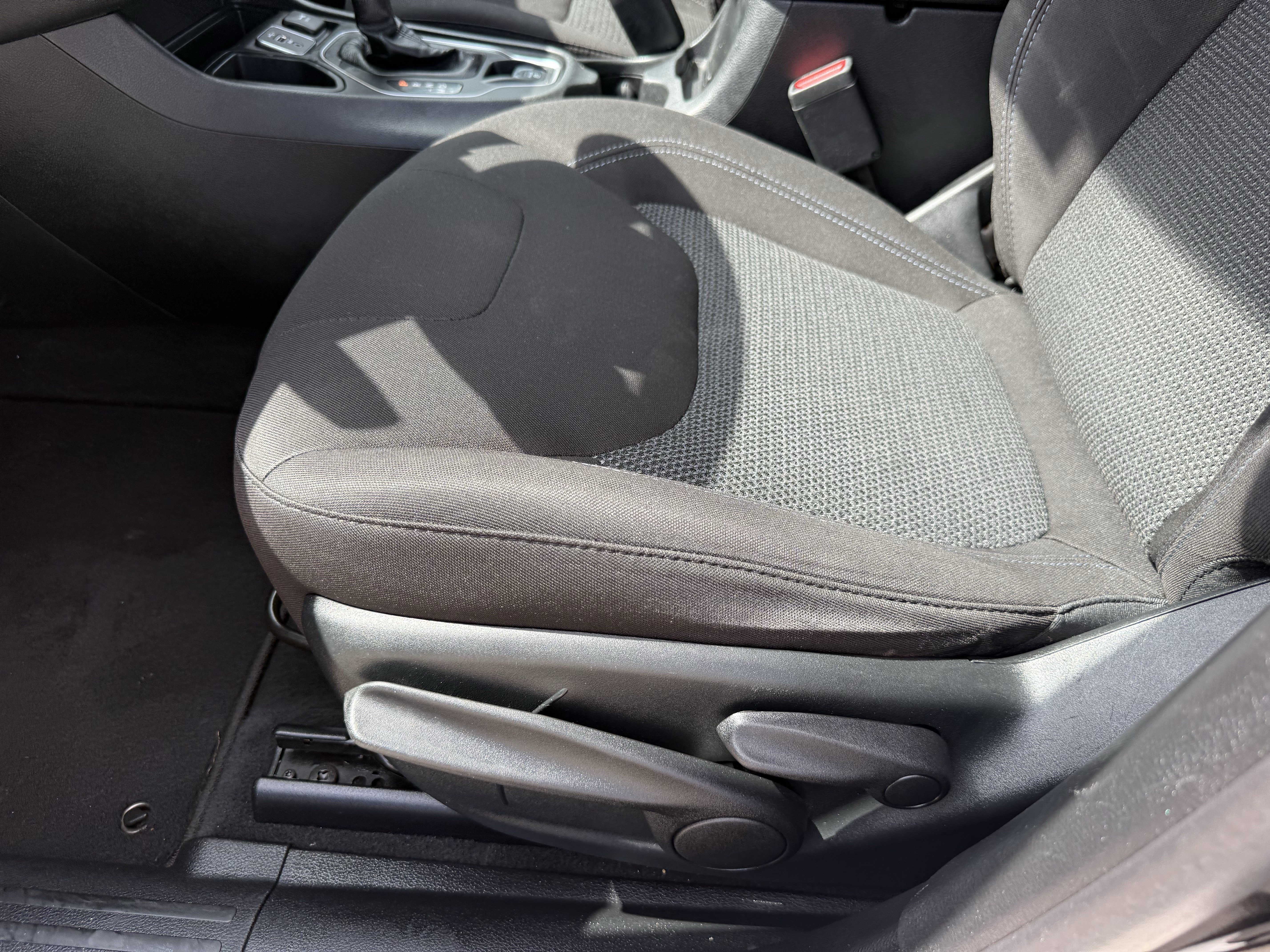 Used 2019 Jeep Cherokee Latitude w/ Popular Appearance Group FWD image 27