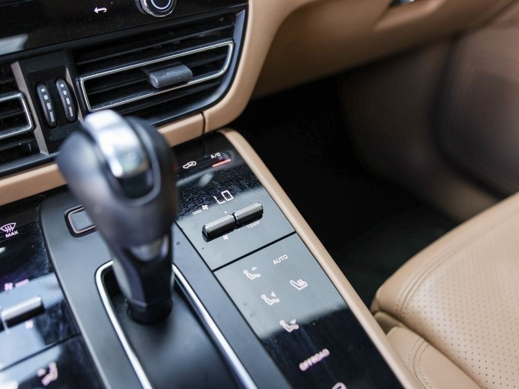 Certified 2023 Porsche Macan AWD/4WD image 27
