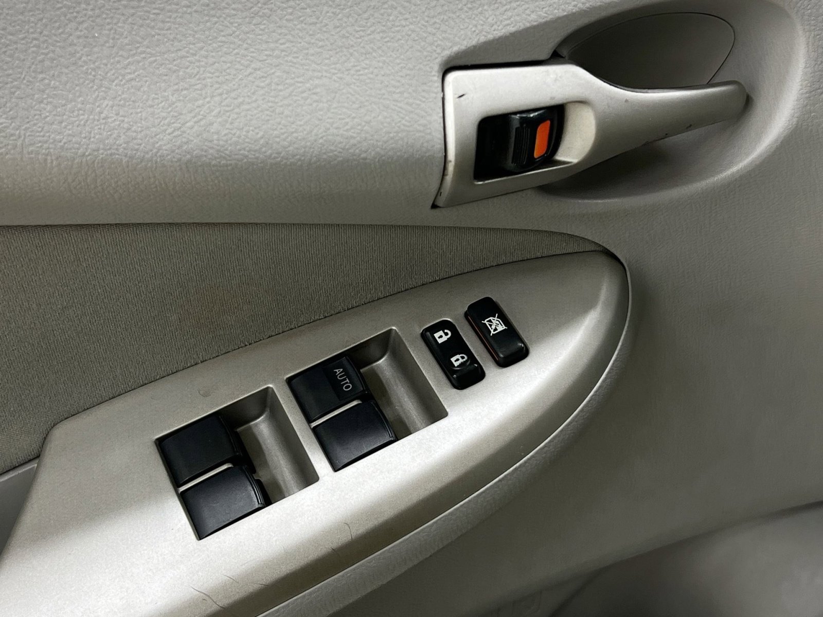 Used 2010 Toyota Corolla LE image 11