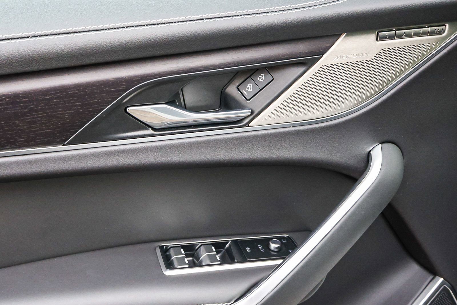 Used 2025 Jaguar F-PACE R-Dynamic S image 32