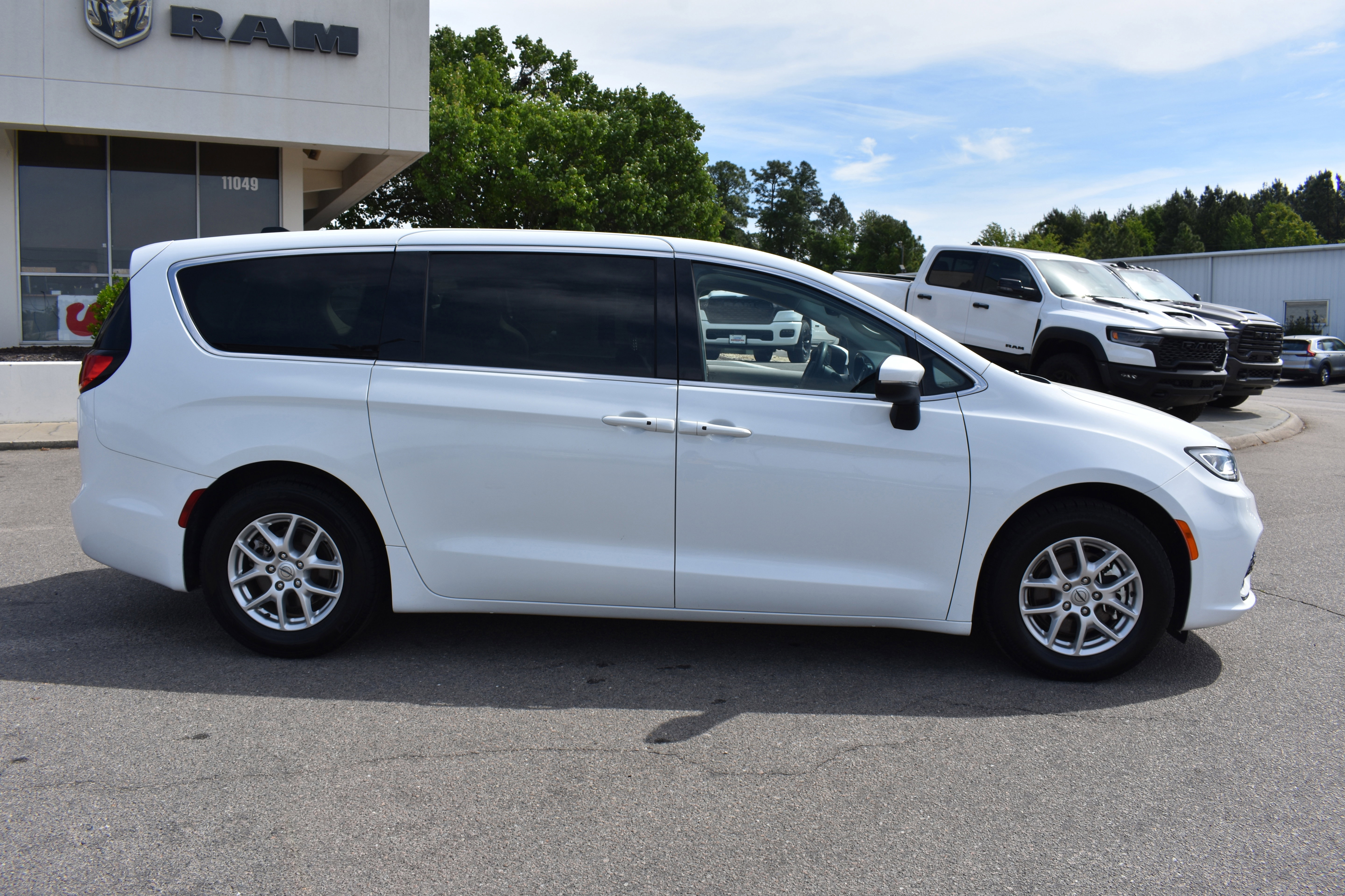Used 2023 Chrysler Pacifica Touring-L image 10