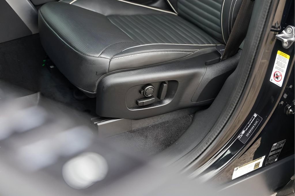 Used 2024 Land Rover Discovery Metropolitan Edition image 11