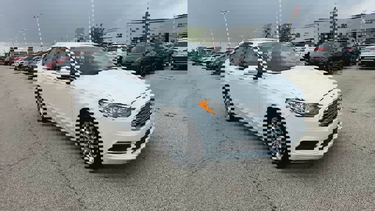 Used 2018 Ford Fusion SE image 2