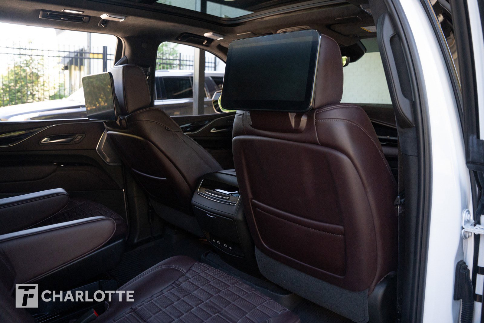 Used 2023 Cadillac Escalade V w/ LPO, ONYX Package image 32