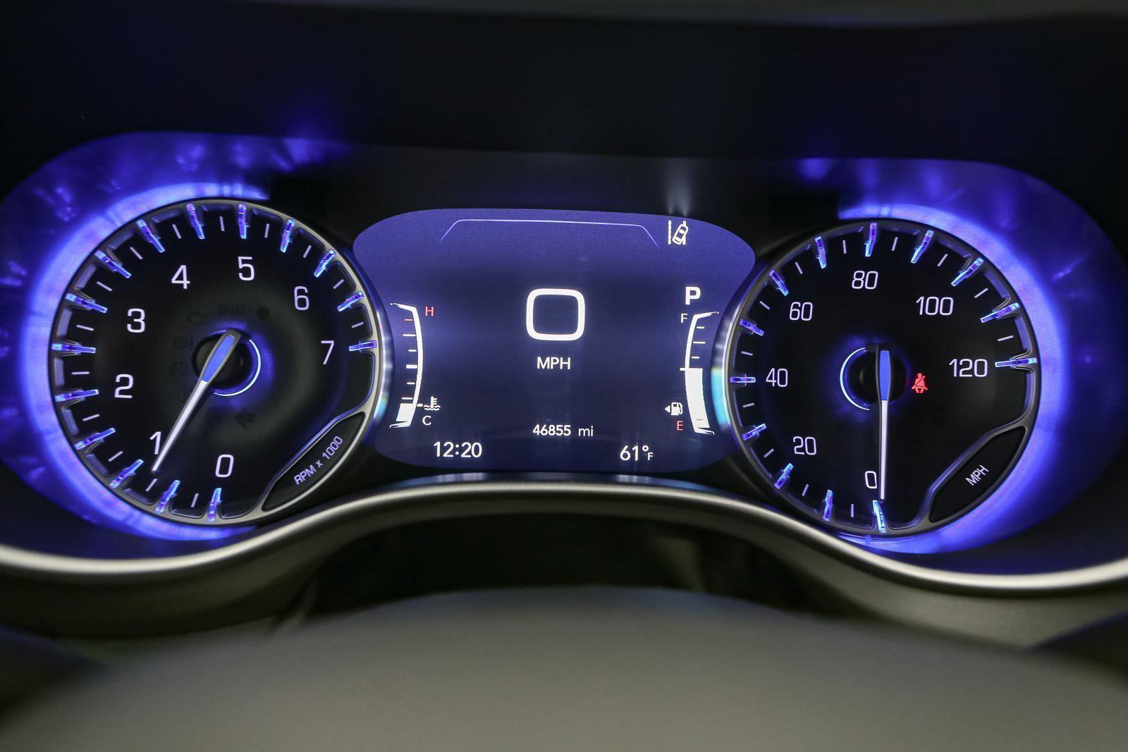 Used 2025 Chrysler Pacifica Select image 40