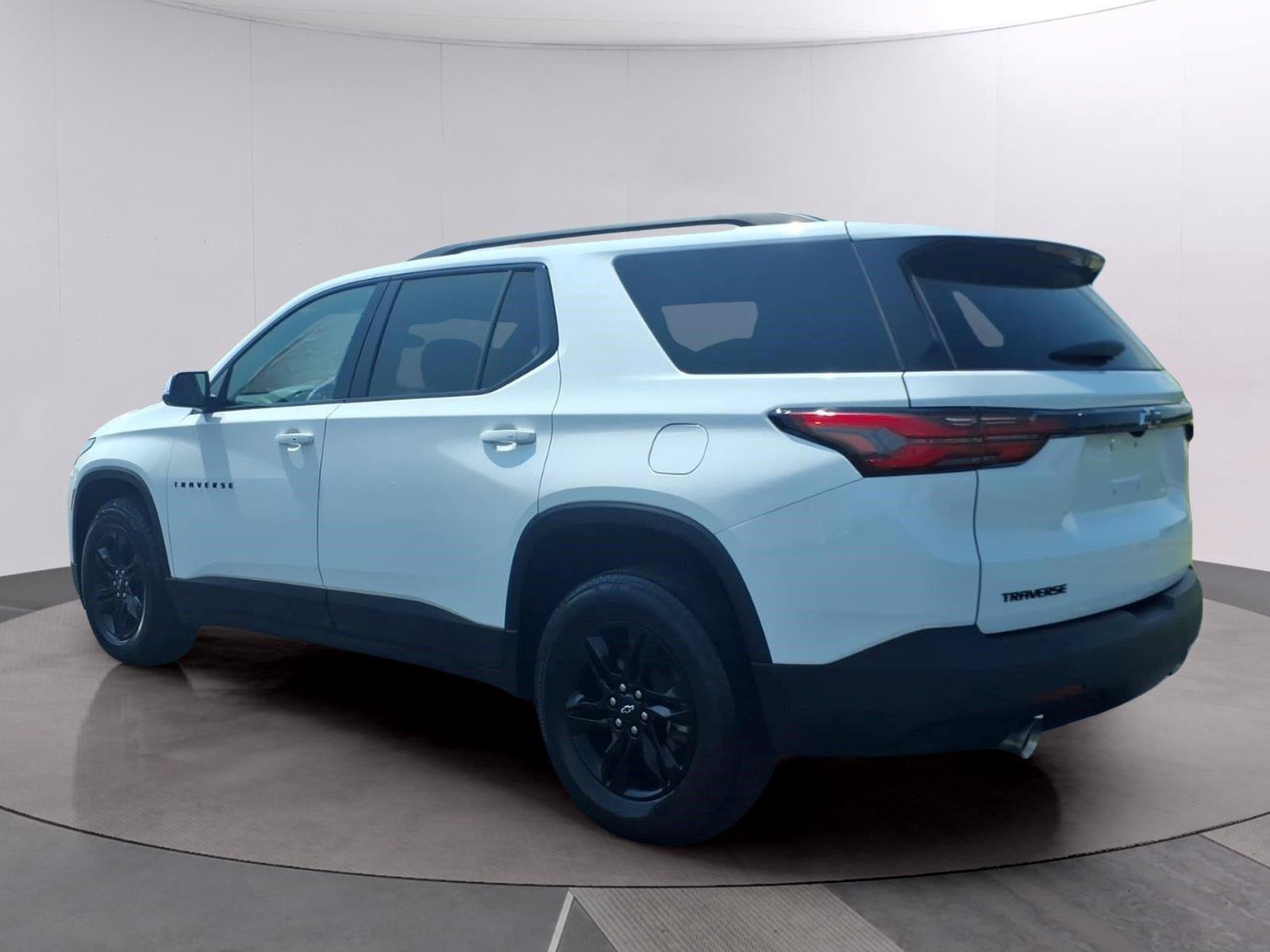 Used 2023 Chevrolet Traverse LT FWD image 3