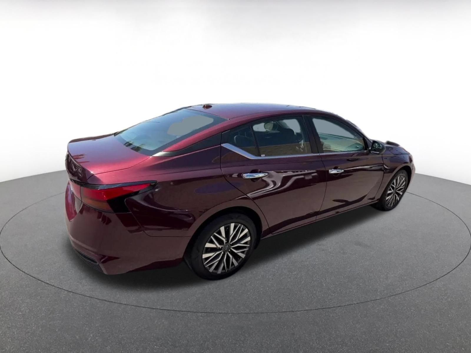 Used 2025 Nissan Altima 2.5 SV FWD image 14