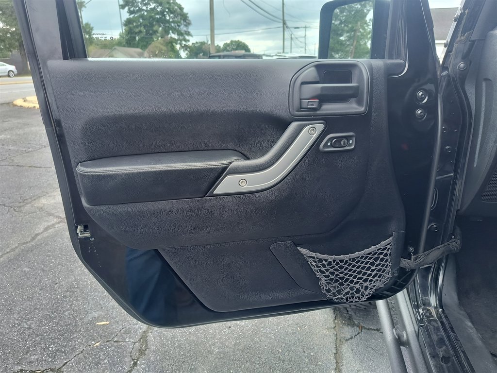 Used 2014 Jeep Wrangler Unlimited Rubicon image 26