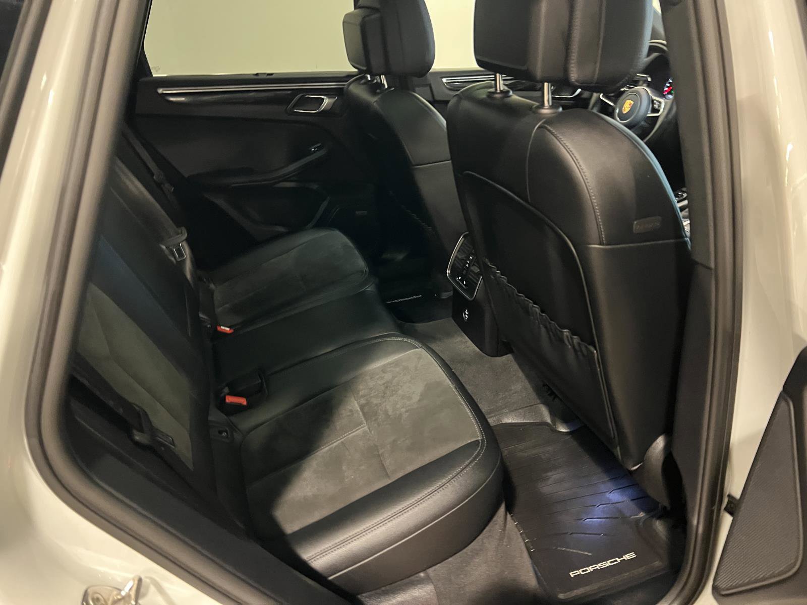 Used 2021 Porsche Macan image 34