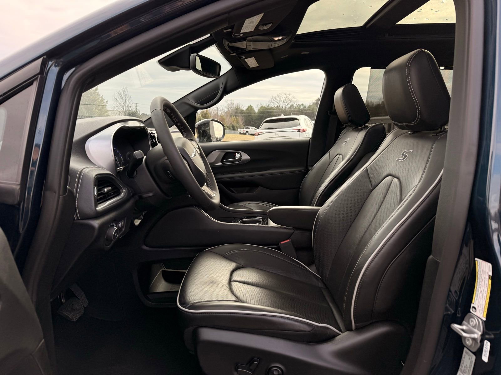 Used 2025 Chrysler Pacifica Limited image 13