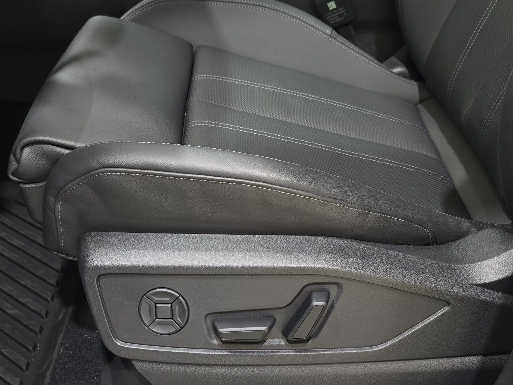 Used 2025 Audi Q5 Premium Plus w/ Premium Plus AWD/4WD image 32