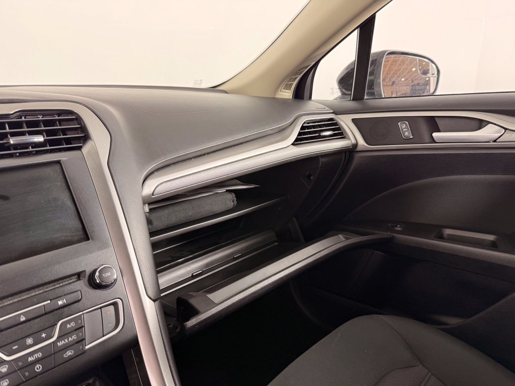 Used 2018 Ford Fusion SE w/ Fusion SE Technology Package FWD image 26