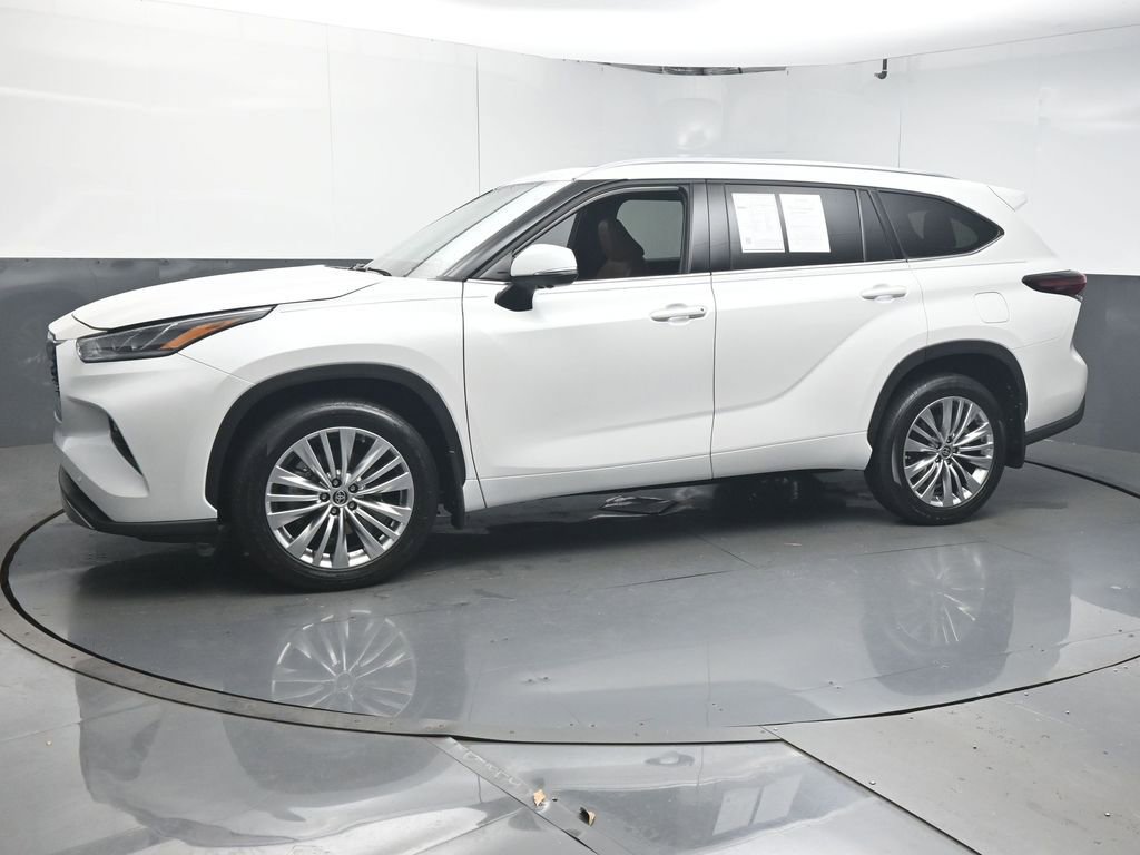 Used 2024 Toyota Highlander Platinum FWD image 4