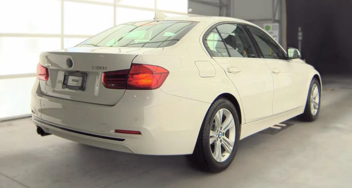 Used 2017 BMW 330i xDrive Sedan AWD/4WD image 3