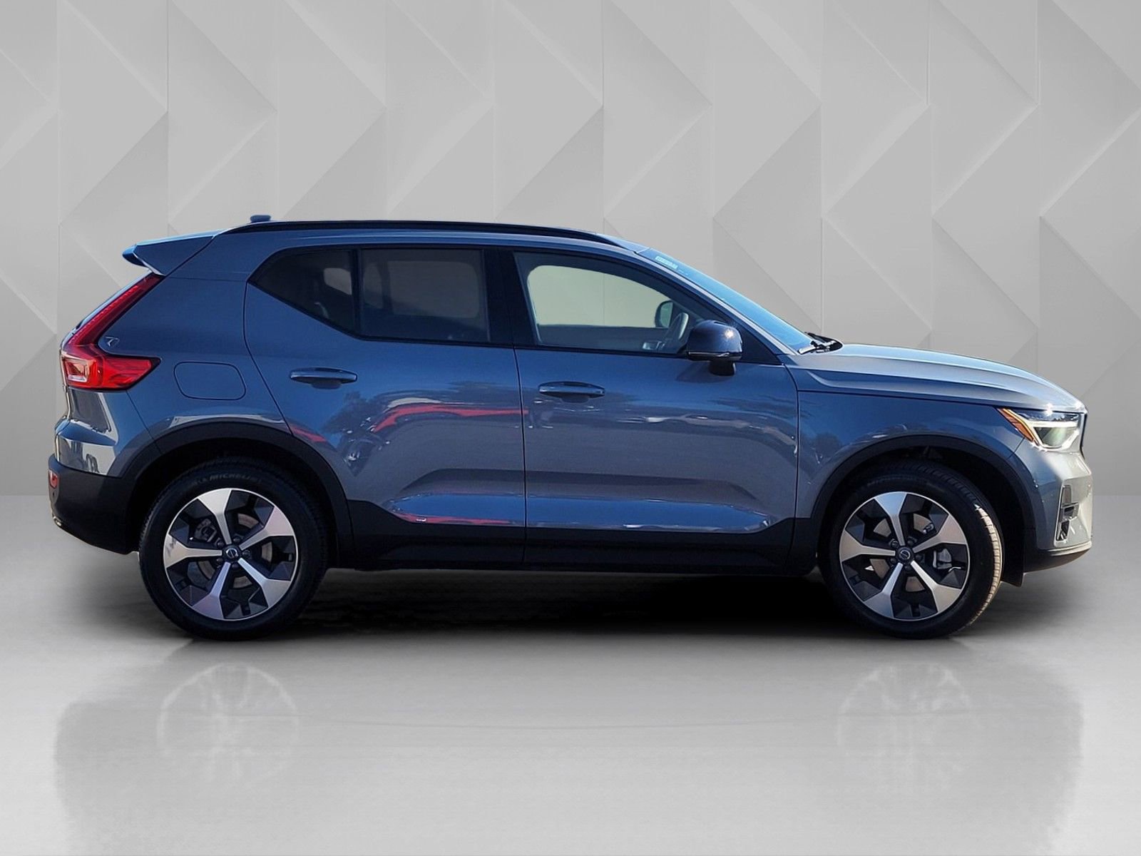 Certified 2023 Volvo XC40 B5 Plus w/ Protection Package Premier image 7