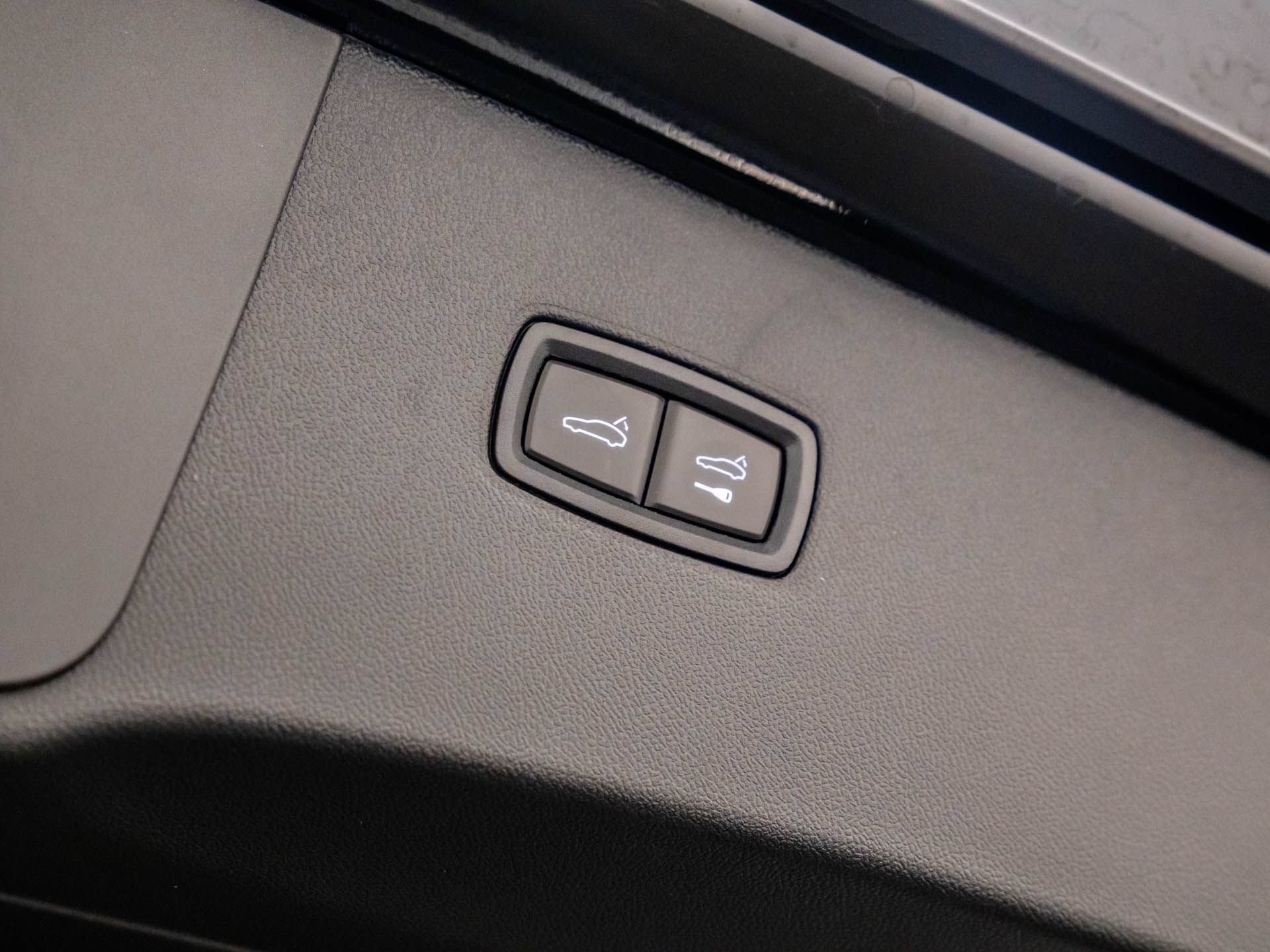 Certified 2025 Porsche Cayenne E-Hybrid Coupe AWD/4WD image 31