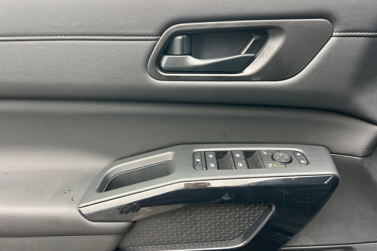 New 2025 Nissan Pathfinder SV image 12