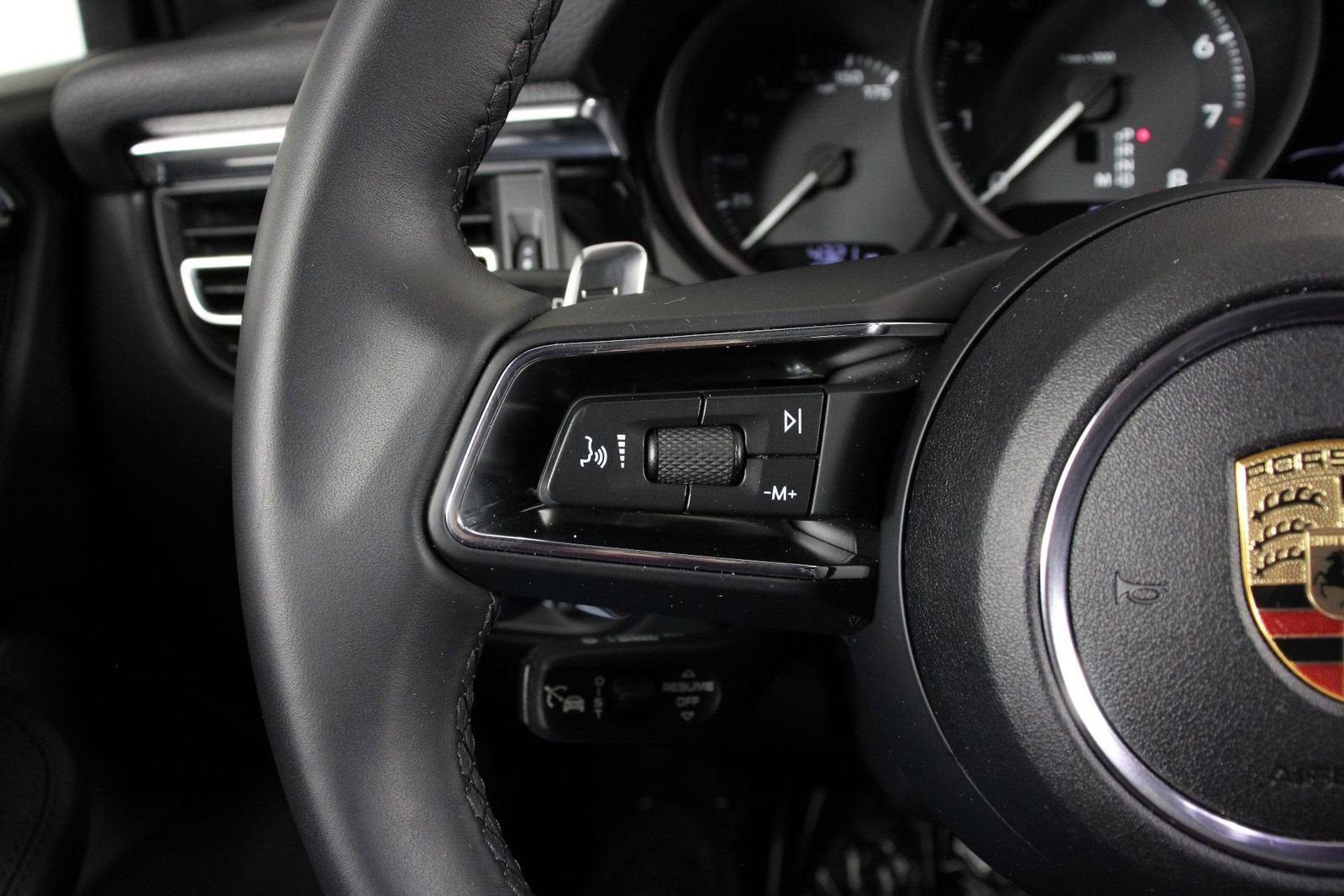 Certified 2025 Porsche Macan image 14