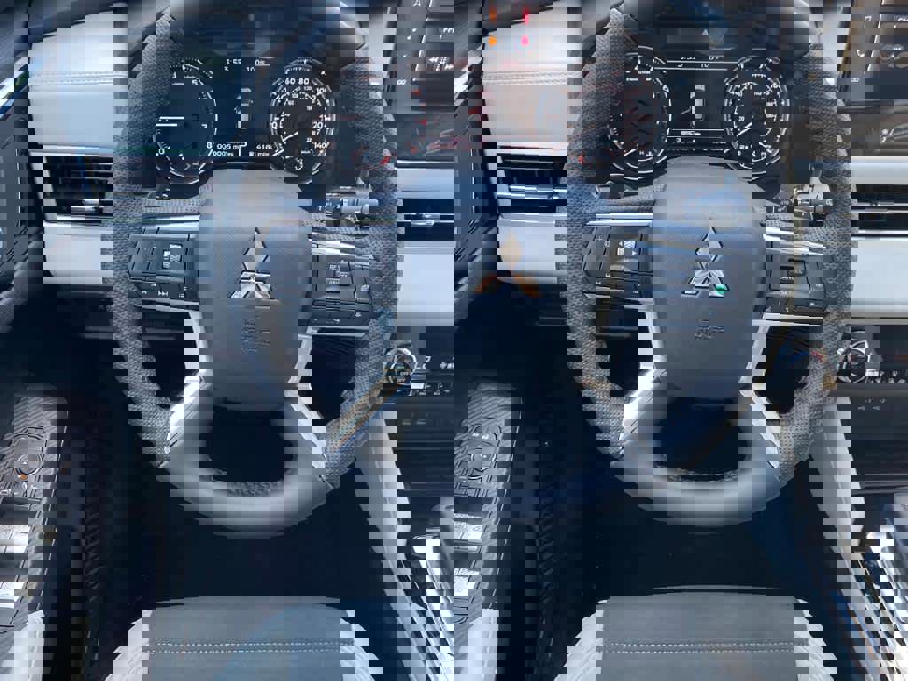 New 2025 Mitsubishi Outlander SE image 5