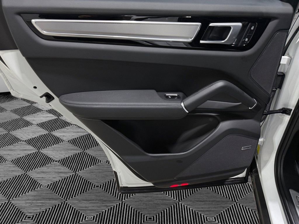 Used 2022 Porsche Cayenne Platinum Edition image 21