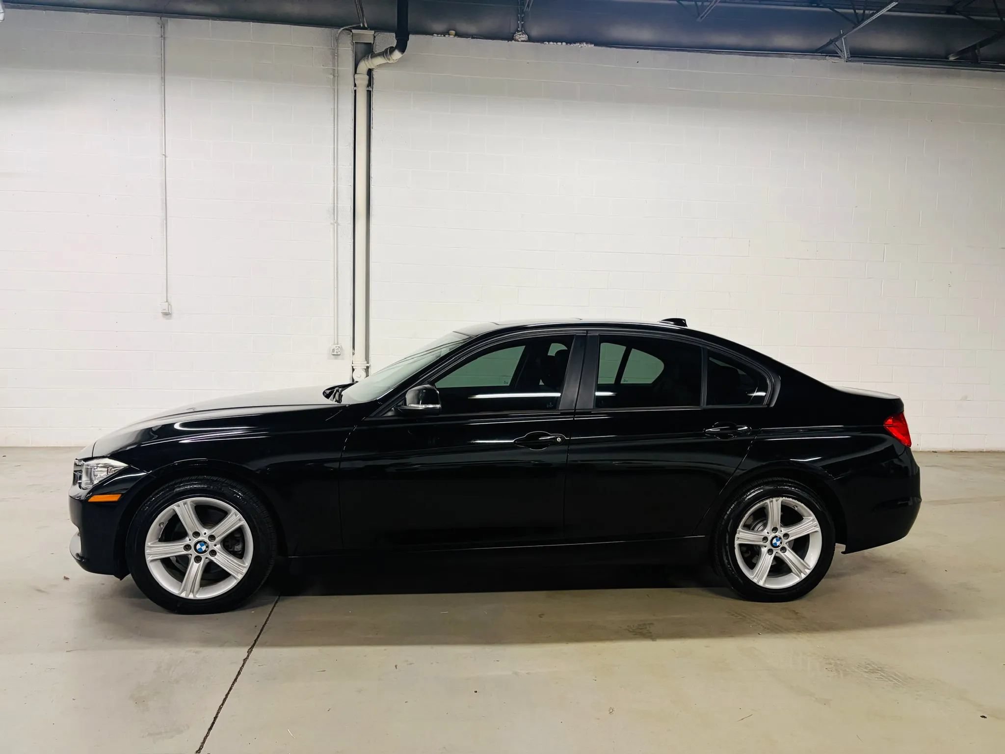 Used 2013 BMW 320i xDrive Sedan AWD/4WD image 5
