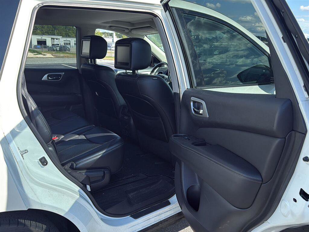 Used 2017 Nissan Pathfinder Platinum w/ Family Entertainment Package FWD image 10