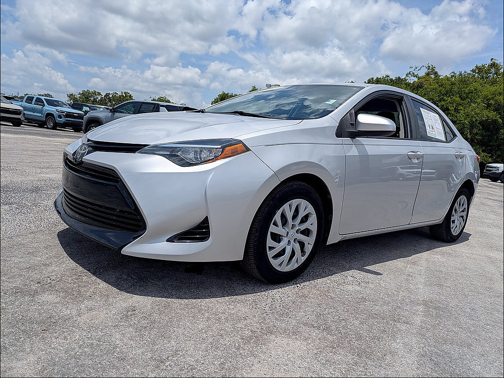 Used 2017 Toyota Corolla LE FWD image 5