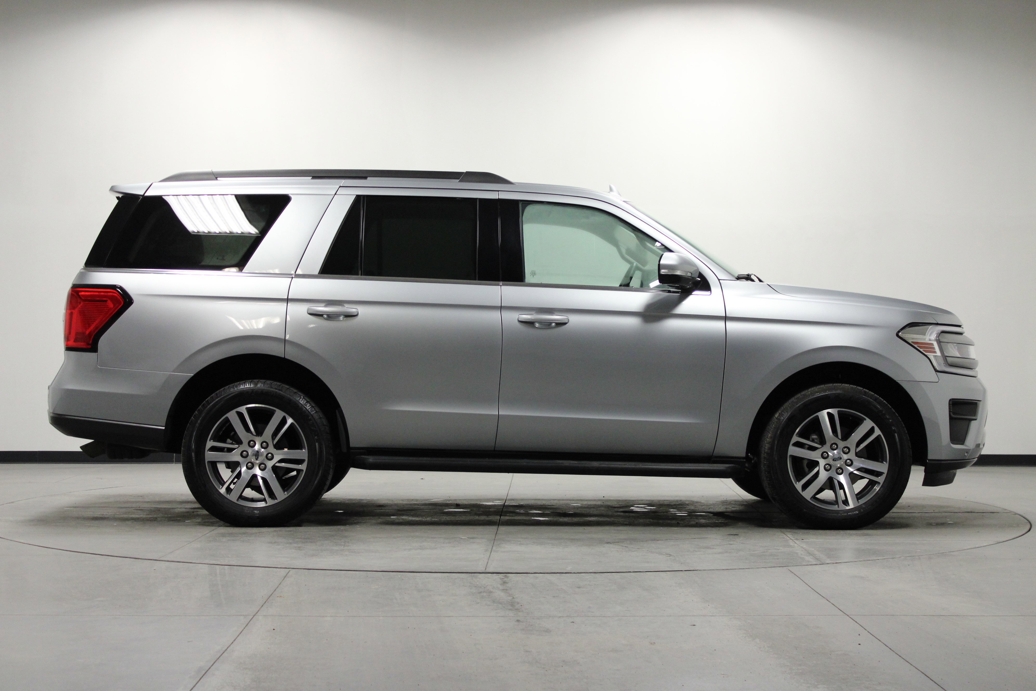 Used 2024 Ford Expedition XLT image 3