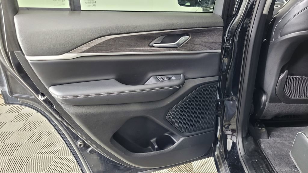 Used 2023 Jeep Grand Cherokee Limited w/ Black Appearance Package image 29