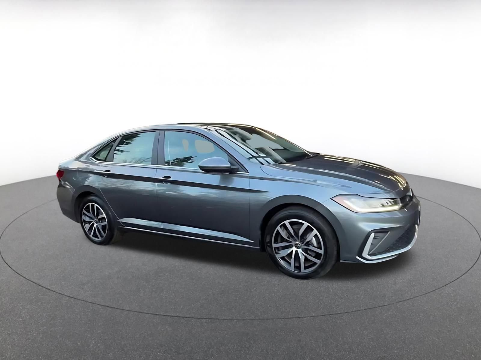 Used 2025 Volkswagen Jetta SE image 2