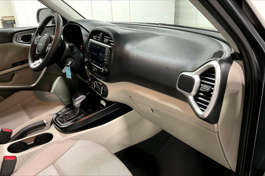 Used 2025 Kia Soul LX w/ LX Technology Package FWD image 19